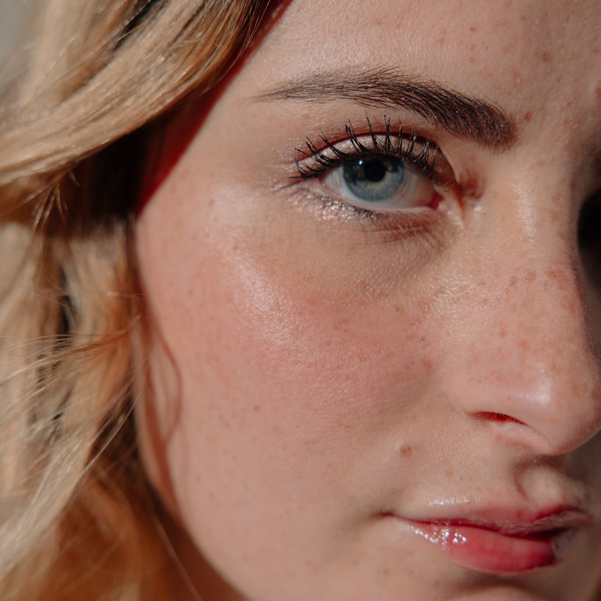 BLONDESISTER GLOWEYE FOLYÉKONY SZEMHÉJFESTÉK